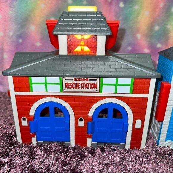 Thomas and friends SODOR ENGINE & RECUE STATION play set - Picture 10 of 10